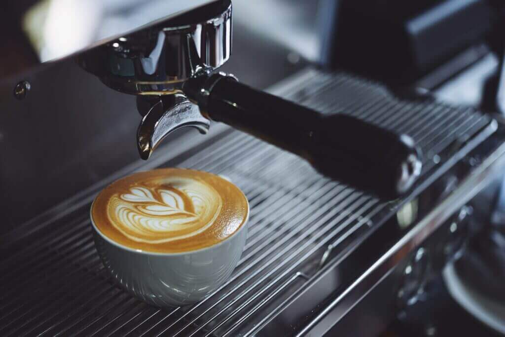 Jak vybrat kávovar? coffee machine filling cup 1