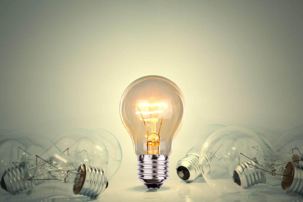 4 rady, jak vybrat osvětlení do obývacího pokoje light bulb lit many lights