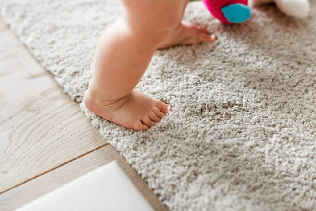 Jak si poradit s výběrem podlahy do bytu? closeup baby s legs while standing