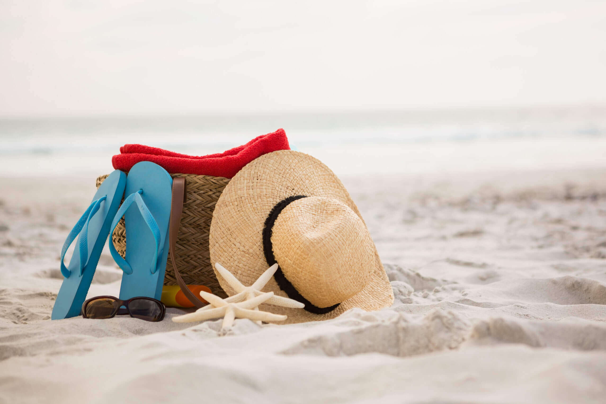 Kam vyrazit v říjnu na dovolenou? bag beach accessories kept sand scaled