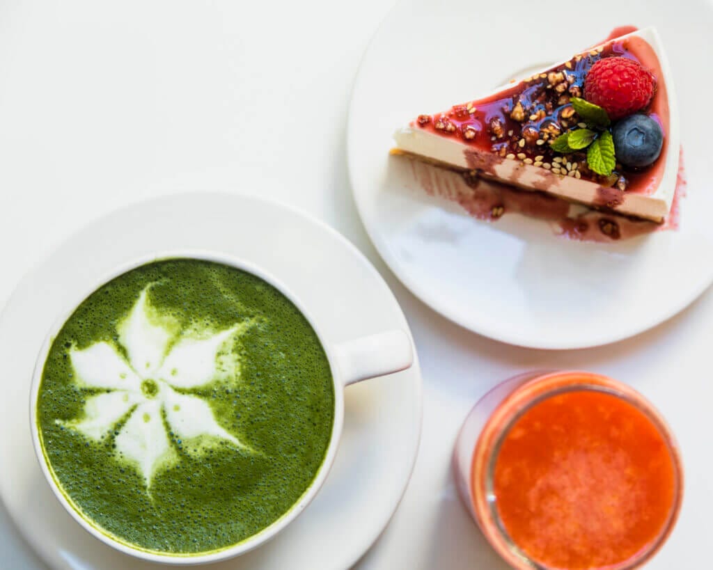 Matcha latté a další způsoby, jak si vychutnat zelený čaj matcha Matcha latté a cheescake