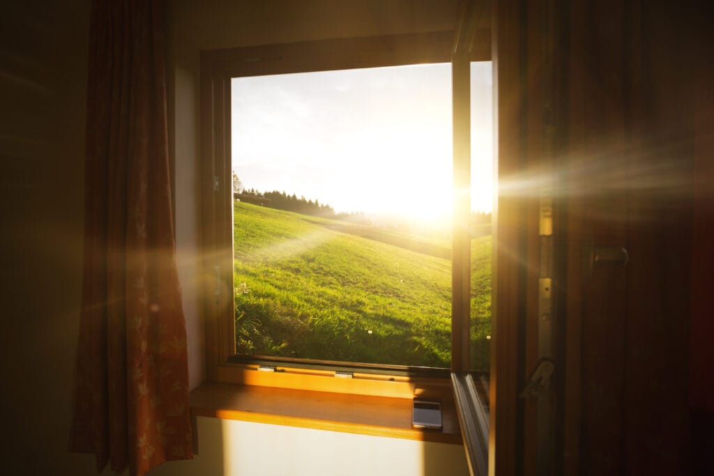 20 jednoduchých tipů jak ušetřit za energie morning mountains beautiful view from window dawn mountains