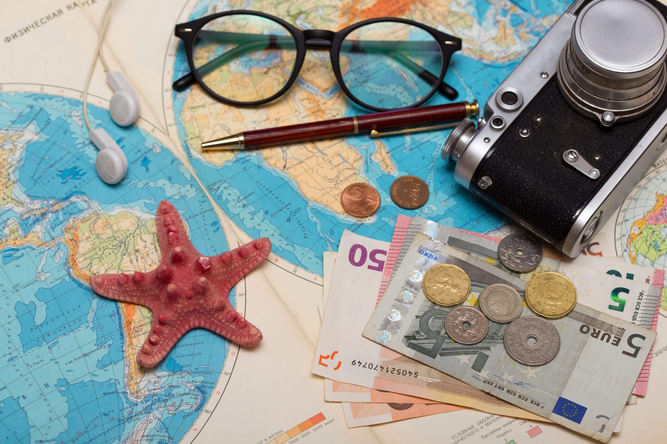Promo kódy pro cestování: Cestujte levněji než kdy dříve plan trip background what take trip map retro camera money sunglasses coins headphones scaled